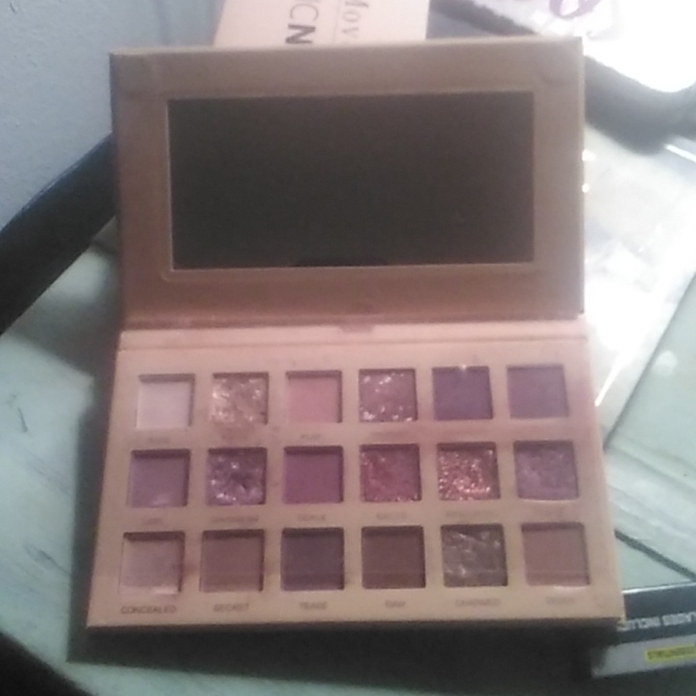 Novo eye-shadow color palette